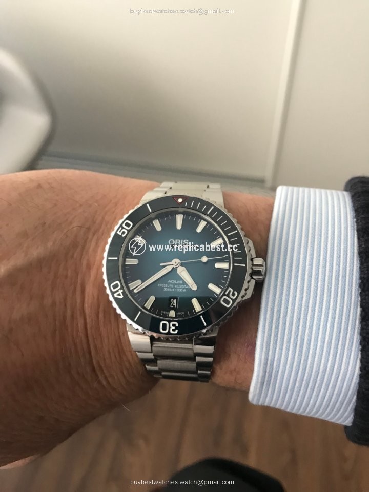 Oris Aquis Date Mens watch Unisex Automatic Steel 01 733 7732 4185-Set